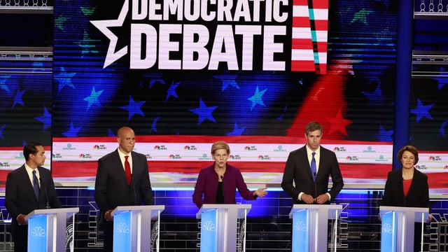 Demokratische Präsidentschaftsbewerber an der TV-Debatte Demokratische Präsidentschaftsbewerber an der TV-Debatte