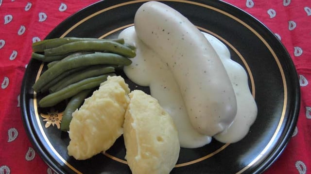 Kalberwurst auf Teller, Glarner Gericht Kalberwurst auf Teller, Glarner Gericht
