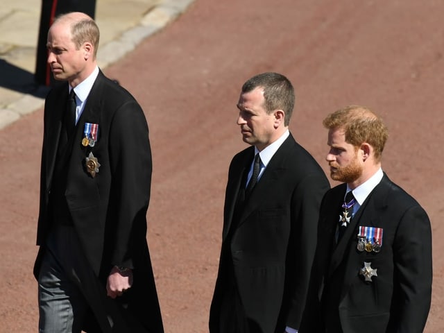 William und Harry während des Trauerzugs. William und Harry während des Trauerzugs.