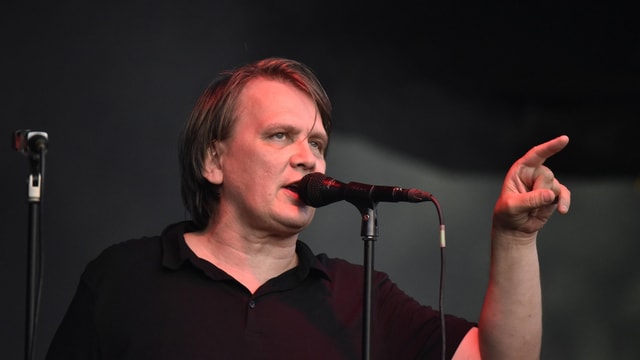 Sven Regener steht auf der Bühne. Sven Regener steht auf der Bühne.