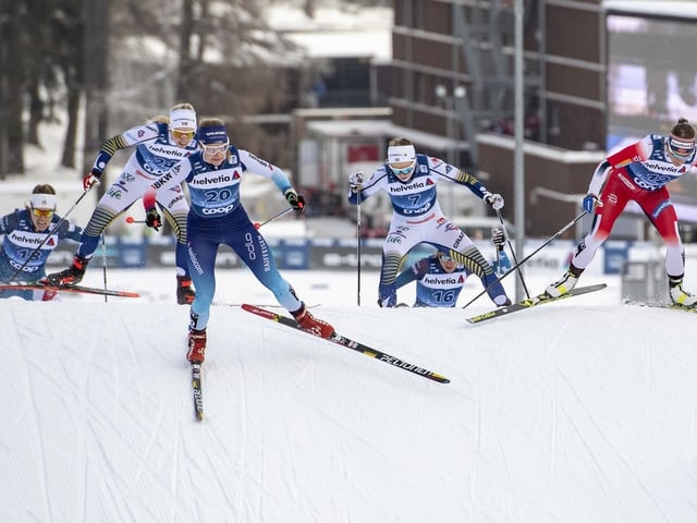 Szenen aus einem Sprint-Rennen der Frauen. Szenen aus einem Sprint-Rennen der Frauen.