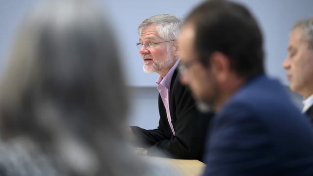 Der oberste Kantonsarzt Rudolf Hauri an einer Pressekonferenz. Der oberste Kantonsarzt Rudolf Hauri an einer Pressekonferenz.