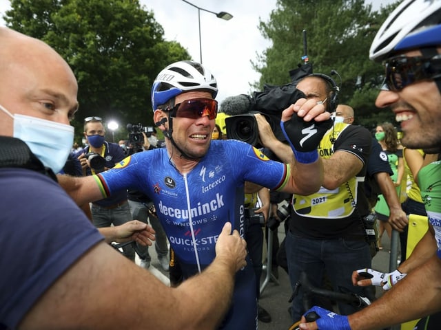 Mark Cavendish zeigte sich nach seinem ersten Etappensieg an der diesjährigen Tour extrem emotional – und schlug dann drei weitere Male zu. Mark Cavendish zeigte sich nach seinem ersten Etappensieg an der diesjährigen Tour extrem emotional – und schlug dann drei weitere Male zu.