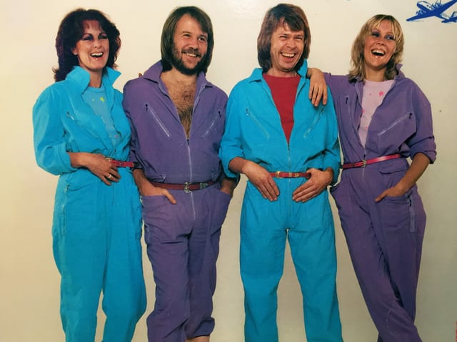 Abba posiert in Overalls auf einer Platte. Abba posiert in Overalls auf einer Platte.