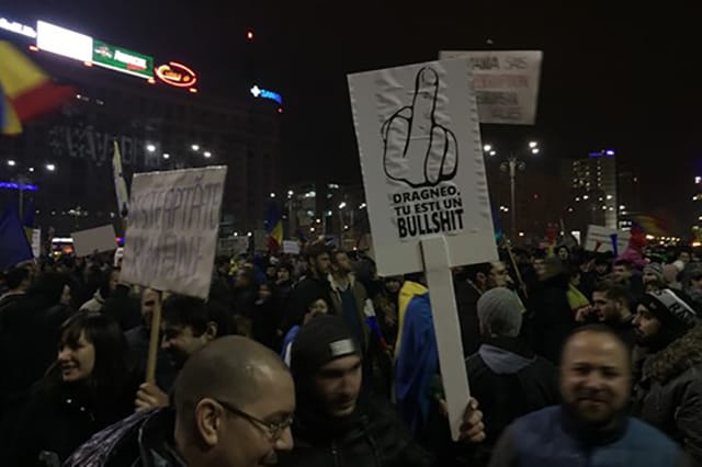 Demonstration, auf einem Schild steht no-more-bullshit.