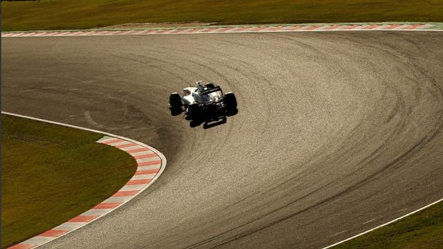 Lewis Hamilton dreht auf der Strecke in Suzuka einsam seine Runden. Lewis Hamilton dreht auf der Strecke in Suzuka einsam seine Runden.