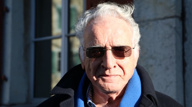 Mann mit Brille draussen. Mann mit Brille draussen.