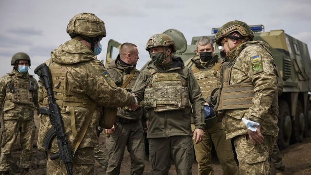 Wolodimir Selenski inmitten von Soldaten Wolodimir Selenski inmitten von Soldaten
