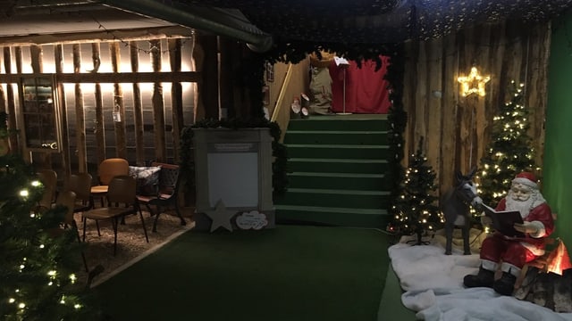 Eine Treppe, zkwei beleuchtete Plastsikchristbäume, ein Platiksamichlaus und warme Lichter. Der Eingang zum Samichlausbunker. Eine Treppe, zkwei beleuchtete Plastsikchristbäume, ein Platiksamichlaus und warme Lichter. Der Eingang zum Samichlausbunker.
