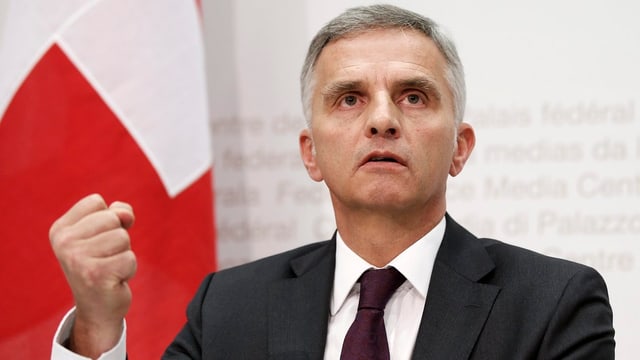 Aussenminister Didier Burkhalter ballt die Faust, dahinter ist die Schweizer Fahne. Aussenminister Didier Burkhalter ballt die Faust, dahinter ist die Schweizer Fahne.