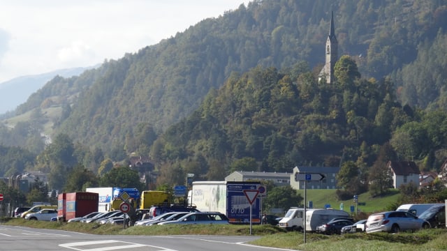 Il parcadi a l’access da l’autostrada A13, tranter Tumein e Domat. Il parcadi a l’access da l’autostrada A13, tranter Tumein e Domat.