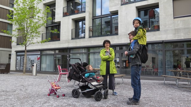 Bewohnerin und Bewohner des Hunzikerareals mit Kindern. Bewohnerin und Bewohner des Hunzikerareals mit Kindern.