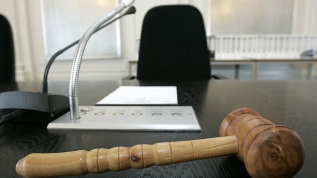 Gerichtssaal und Hammer Gerichtssaal und Hammer
