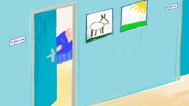 Ein Gang mit einer leicht geöffneten Tür und kindlichen Zeichnungen an der Wand. Ein Gang mit einer leicht geöffneten Tür und kindlichen Zeichnungen an der Wand.