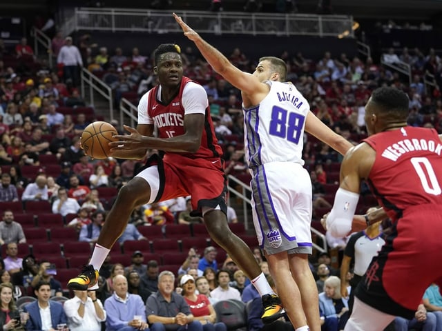 Clint Capela, hier gegen Sacramentos späteren Matchwinner Nemanja Bjelica. Clint Capela, hier gegen Sacramentos späteren Matchwinner Nemanja Bjelica.