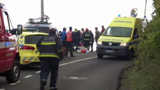 Rettungskräfte am Unfallort. Rettungskräfte am Unfallort.