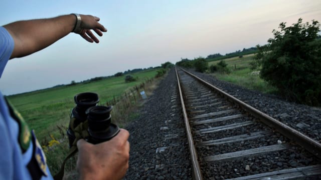 Ein Polizist an der Grenze zwischen Serbien und Ungarn. Ein Polizist an der Grenze zwischen Serbien und Ungarn.