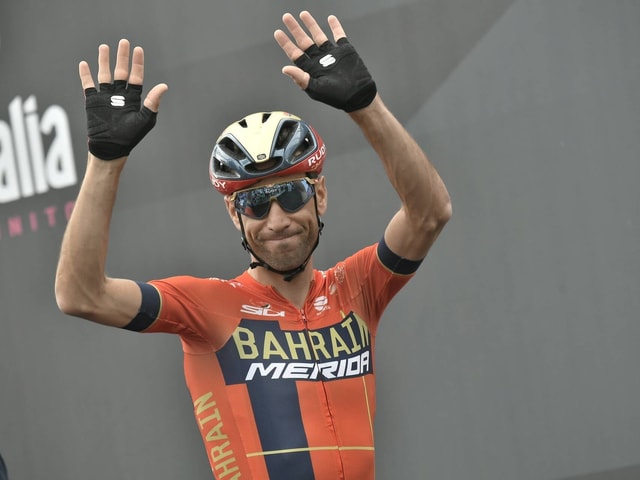 Vincenzo Nibali jubelt und lächelt. Vincenzo Nibali jubelt und lächelt.