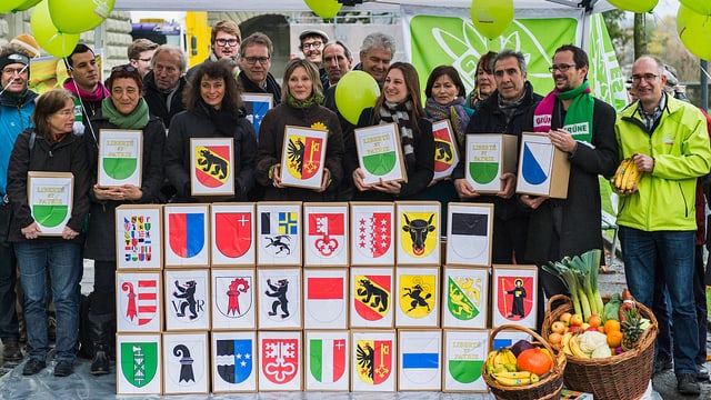 Mehrere Personen mit Unterschriftensammlung Mehrere Personen mit Unterschriftensammlung