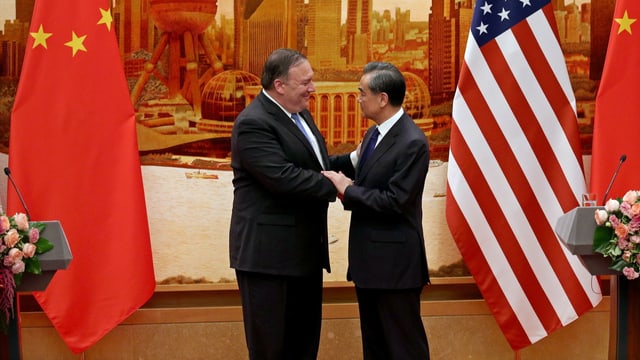 Mike Pompeo und Wang Yi reichen sich die Hand Mike Pompeo und Wang Yi reichen sich die Hand