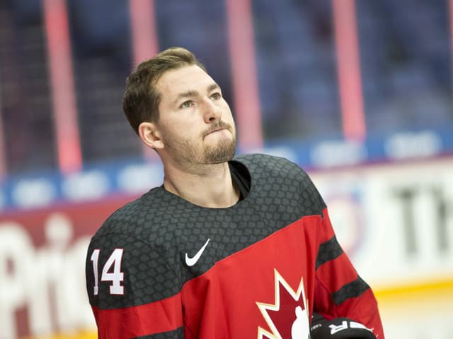 Brandon Kozun ohne Helm und im Canada-Dress auf dem Eis. Brandon Kozun ohne Helm und im Canada-Dress auf dem Eis.