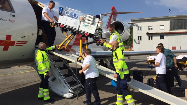 Der Ambulanz-Jet der Rega mit seiner Crew Der Ambulanz-Jet der Rega mit seiner Crew