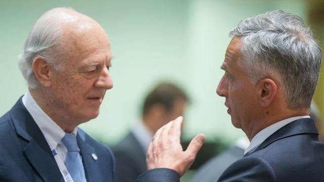 Burkhalter spricht mit dem UN-Sondergesandten für Syrien, Staffan die Mistura. Burkhalter spricht mit dem UN-Sondergesandten für Syrien, Staffan die Mistura.
