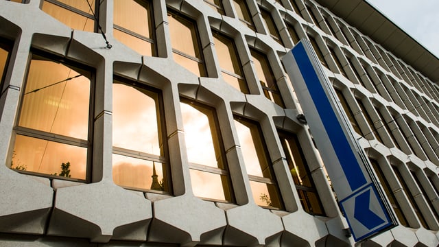 Leuchtreklame an Hausfassade. Leuchtreklame an Hausfassade.
