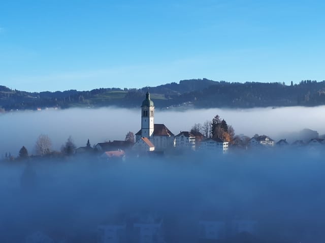 Die Kirche in Speicher/AR ragte am Nachmittag um 15.30 Uhr noch knapp aus dem Nebel.