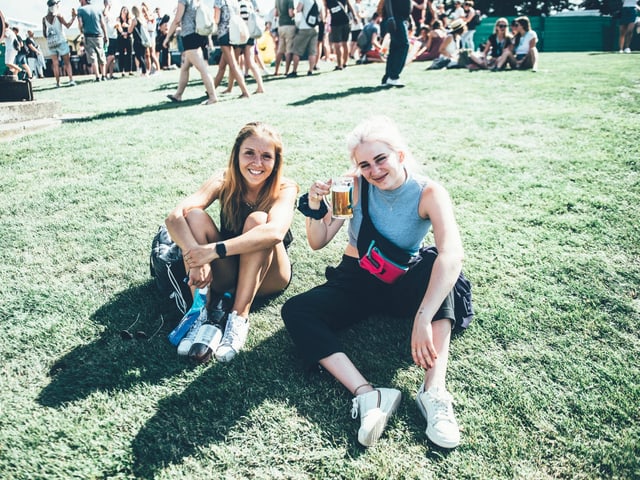 Festival-Besucher mit einem Bier in der Hand.
