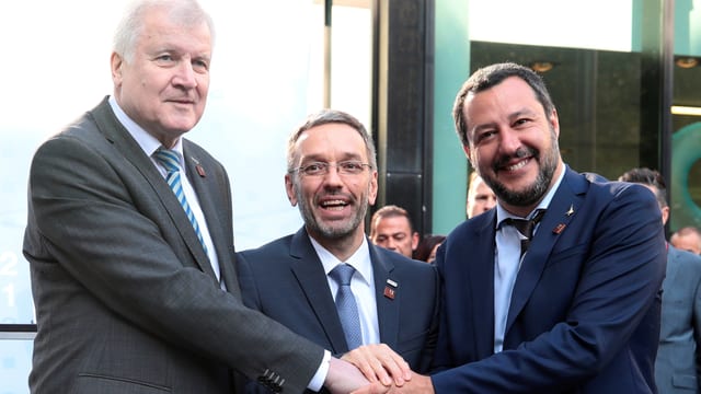 Seehofer, Kickl; Salvini geben sich die Hände. Seehofer, Kickl; Salvini geben sich die Hände.