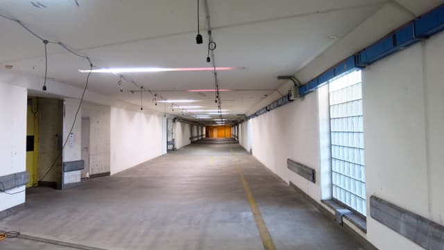 Ein Tunnel, weisse Wände und grauer Boden. Ein Tunnel, weisse Wände und grauer Boden.