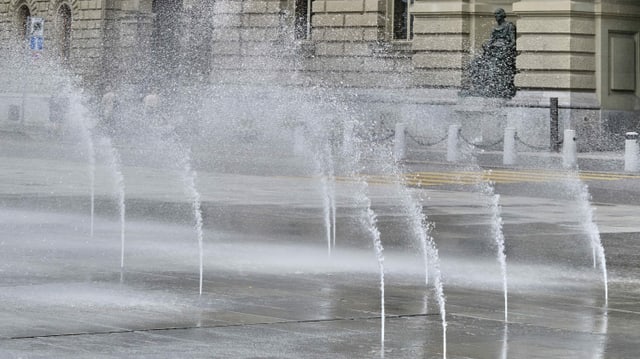 Das Wasserspiel auf dem Bundesplatz im Wind. Das Wasserspiel auf dem Bundesplatz im Wind.