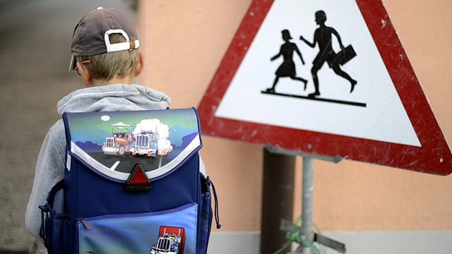 Schüler vor Warnschild. Schüler vor Warnschild.