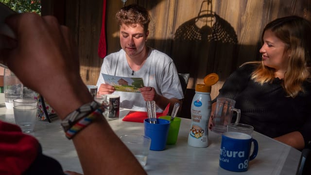 Luca liest die Tagesaufgabe vor Luca liest die Tagesaufgabe vor