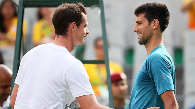 Andy Murray und Novak Djokovic begegnen sich am Netz. Andy Murray und Novak Djokovic begegnen sich am Netz.