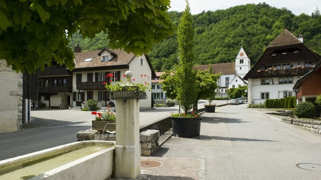 Brunnen an einer Strasse in einem Dorf. Brunnen an einer Strasse in einem Dorf.