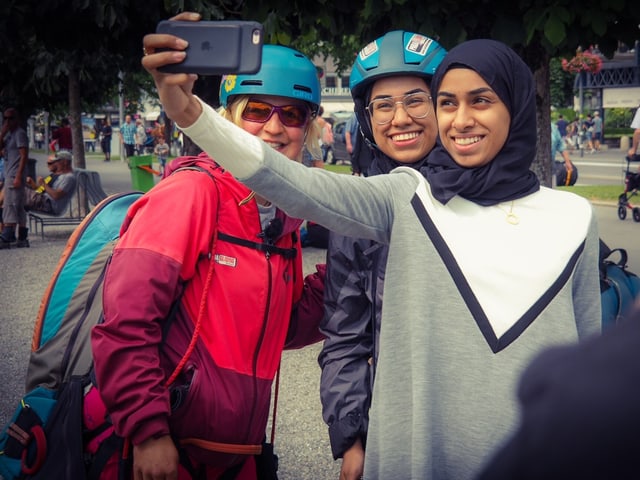 Drei Frauen, die mit einem Smartphone ein Selfie machen. Drei Frauen, die mit einem Smartphone ein Selfie machen.
