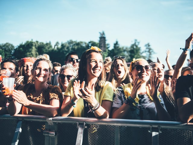 Festivalbesucher*innen in der ersten Reihe.