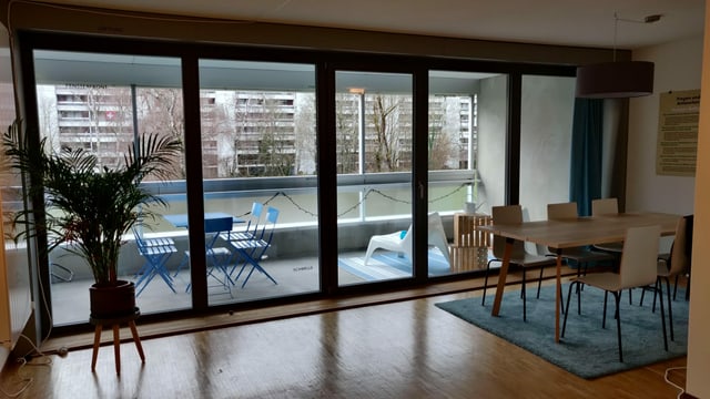 Ein Zimmmer eine Wohnung mit Blick auf den Balkon Ein Zimmmer eine Wohnung mit Blick auf den Balkon
