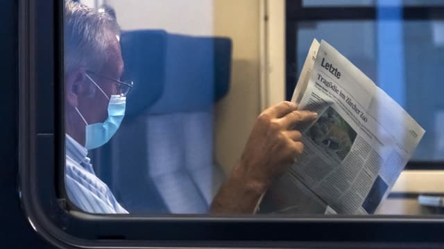 um cun mascra legia gasetta en il tren. um cun mascra legia gasetta en il tren.