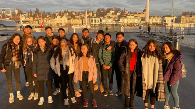 Auch das übliche Touristenfoto mit der Luzerner Hotelzeile im Hintergrund lässt die buthanesische Delegation nicht aus. Auch das übliche Touristenfoto mit der Luzerner Hotelzeile im Hintergrund lässt die buthanesische Delegation nicht aus.