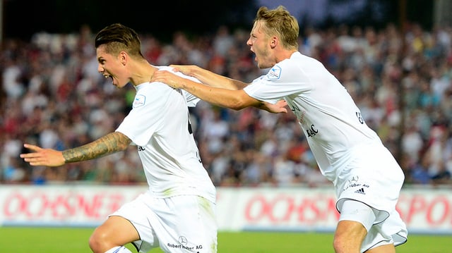Joel Geissmann, rechts, und Marijan Urtic, links, von Wohlen feiern das 1:1, im Fussball Challenge League Meisterschaftsspiel zwischen dem FC Aarau und dem FC Wohlen am Montag, 20. Juli 2015, in Aarau. Joel Geissmann, rechts, und Marijan Urtic, links, von Wohlen feiern das 1:1, im Fussball Challenge League Meisterschaftsspiel zwischen dem FC Aarau und dem FC Wohlen am Montag, 20. Juli 2015, in Aarau.
