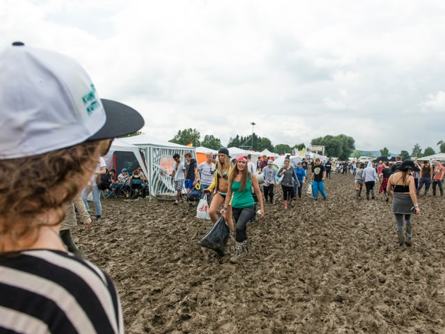 Campbewohner Eva sah die Bikini-Frau schon vor weitem, und war beeindruckt über soviel Freizügigkeit.