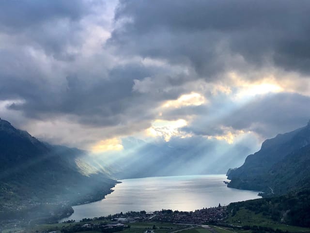 Weltuntergangsstimmung über dem Brienzersee.