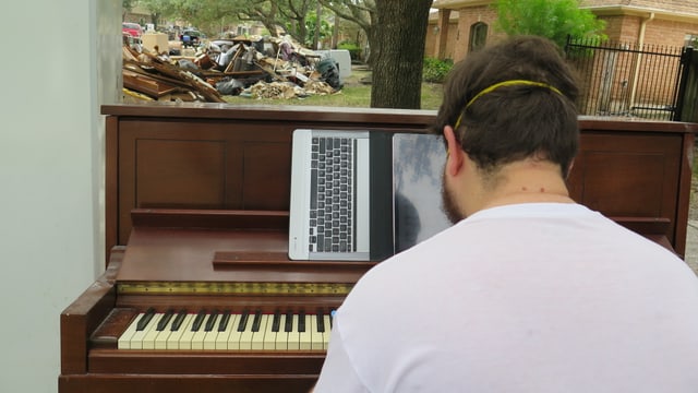 Ein Mann spielt Klavier - mit Gummihandschuhen und Mundschutz. Ein Mann spielt Klavier - mit Gummihandschuhen und Mundschutz.