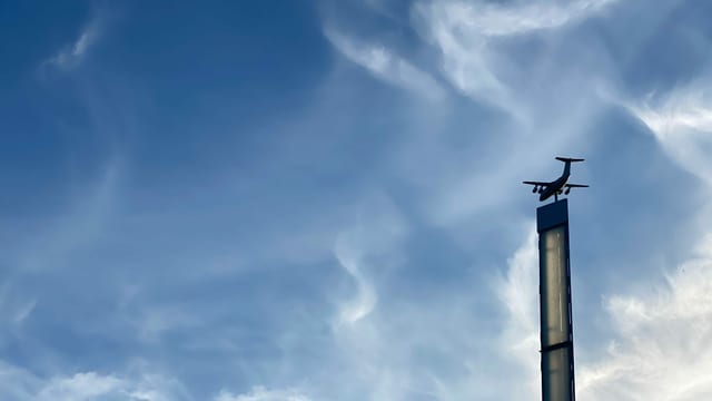 Kleines Modellflugzeug auf Säule Kleines Modellflugzeug auf Säule