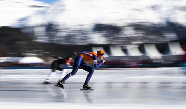 15- bis 18-jährige Athletinnen und Athleten aus der ganzen Welt drehen Runden auf der 400 Meter langen Eisbahn. 15- bis 18-jährige Athletinnen und Athleten aus der ganzen Welt drehen Runden auf der 400 Meter langen Eisbahn.
