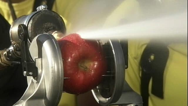 Video «Achtung! Experiment: Eine Klinge aus Wasser (23/52)» abspielen Video «Achtung! Experiment: Eine Klinge aus Wasser (23/52)» abspielen