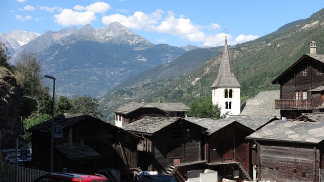 Das Dorf Stalden mit Kirche und Holzhäusern. Das Dorf Stalden mit Kirche und Holzhäusern.